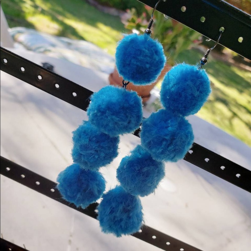 Pompom earrings - Picture 2 of 3